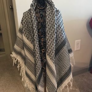 Black and white scarf